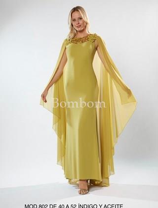 Vestido de madrina con capa verde - Imagen 1