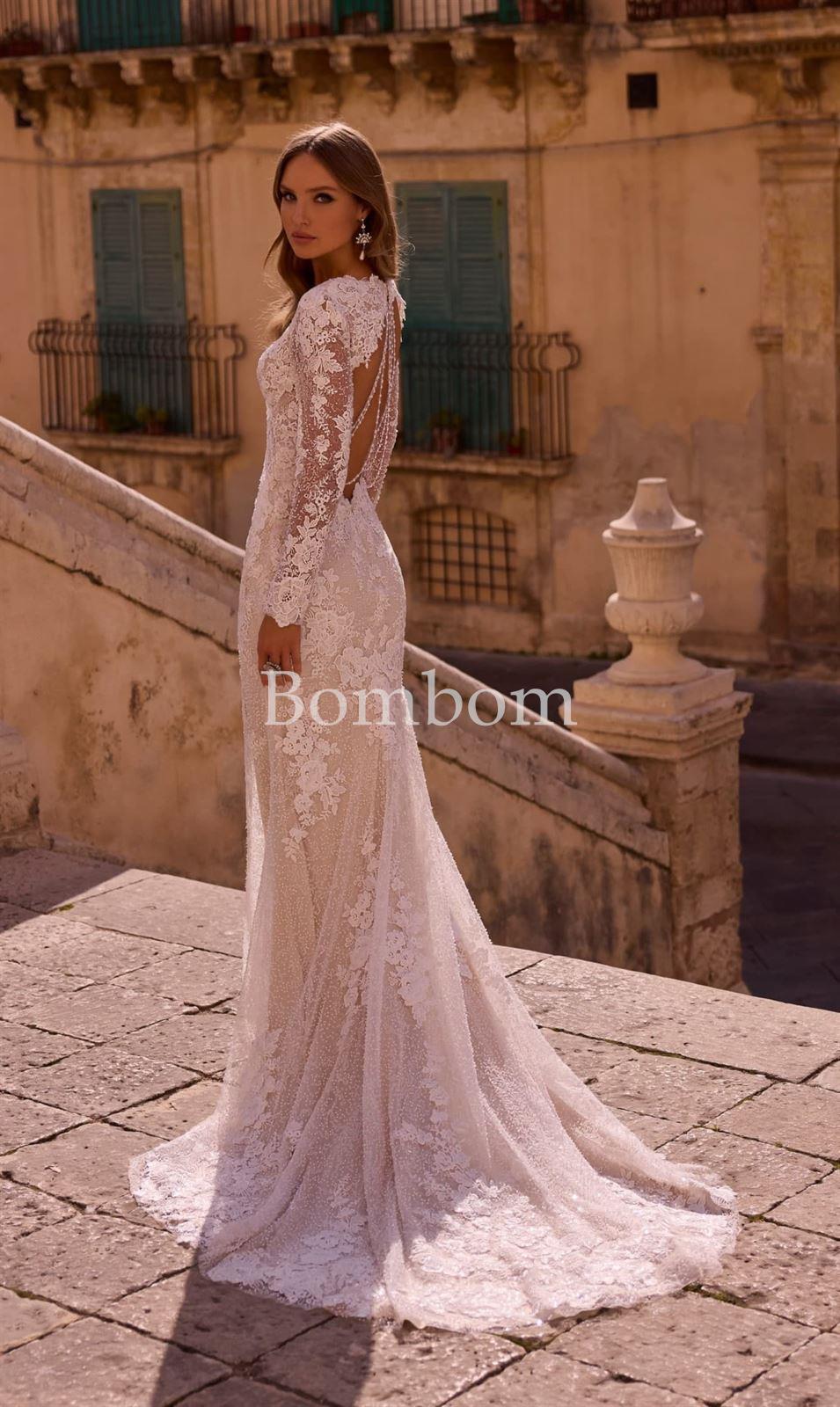 Vestido de novia blanco con mangas espalda descubierta con pedreria colección 2025 - Imagen 1