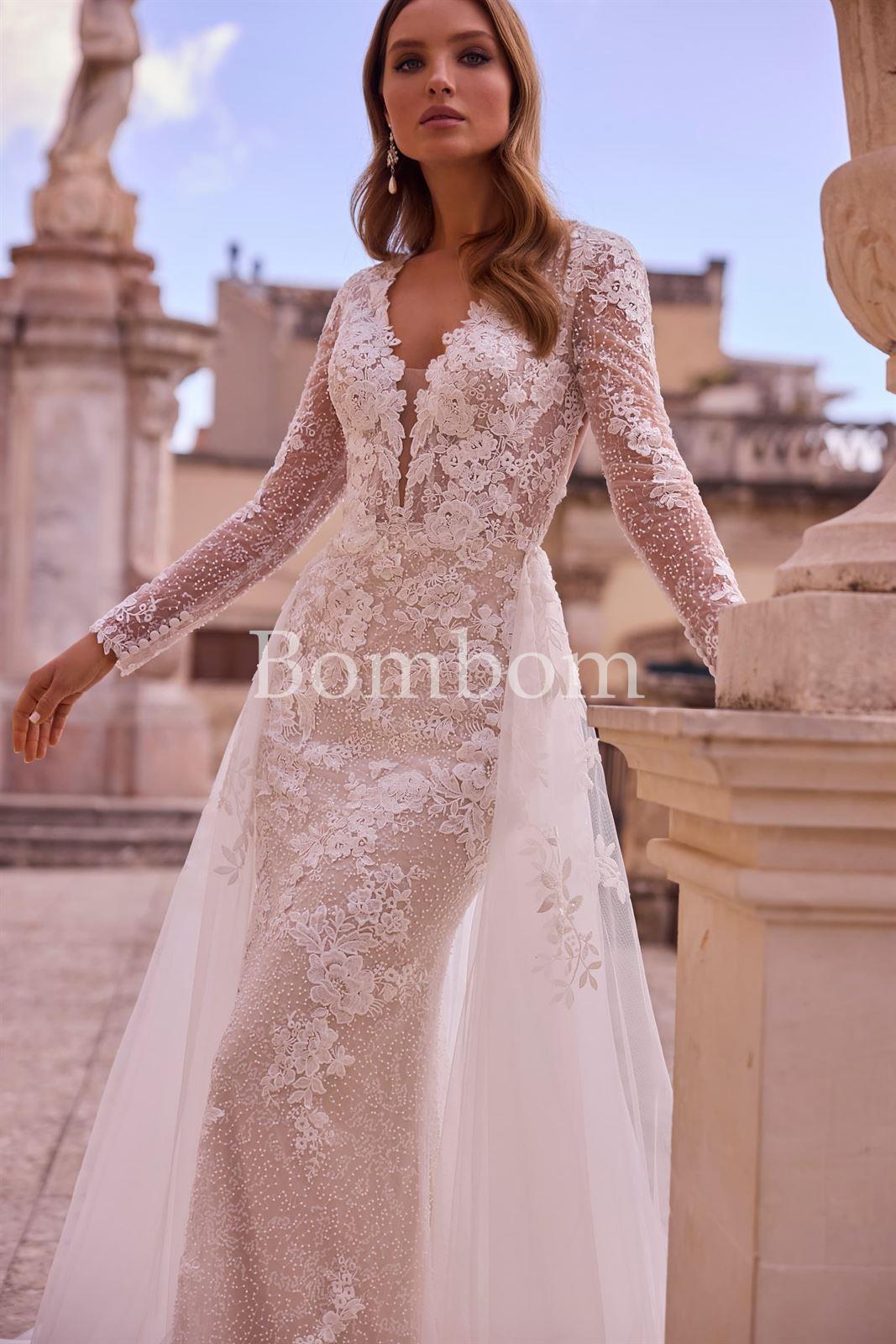 Vestido de novia blanco con mangas espalda descubierta con pedreria colección 2025 - Imagen 5