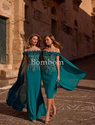 #Vestido largo de madrina color verde pato elegante y juvenil con capa veni infantino - Imagen 1